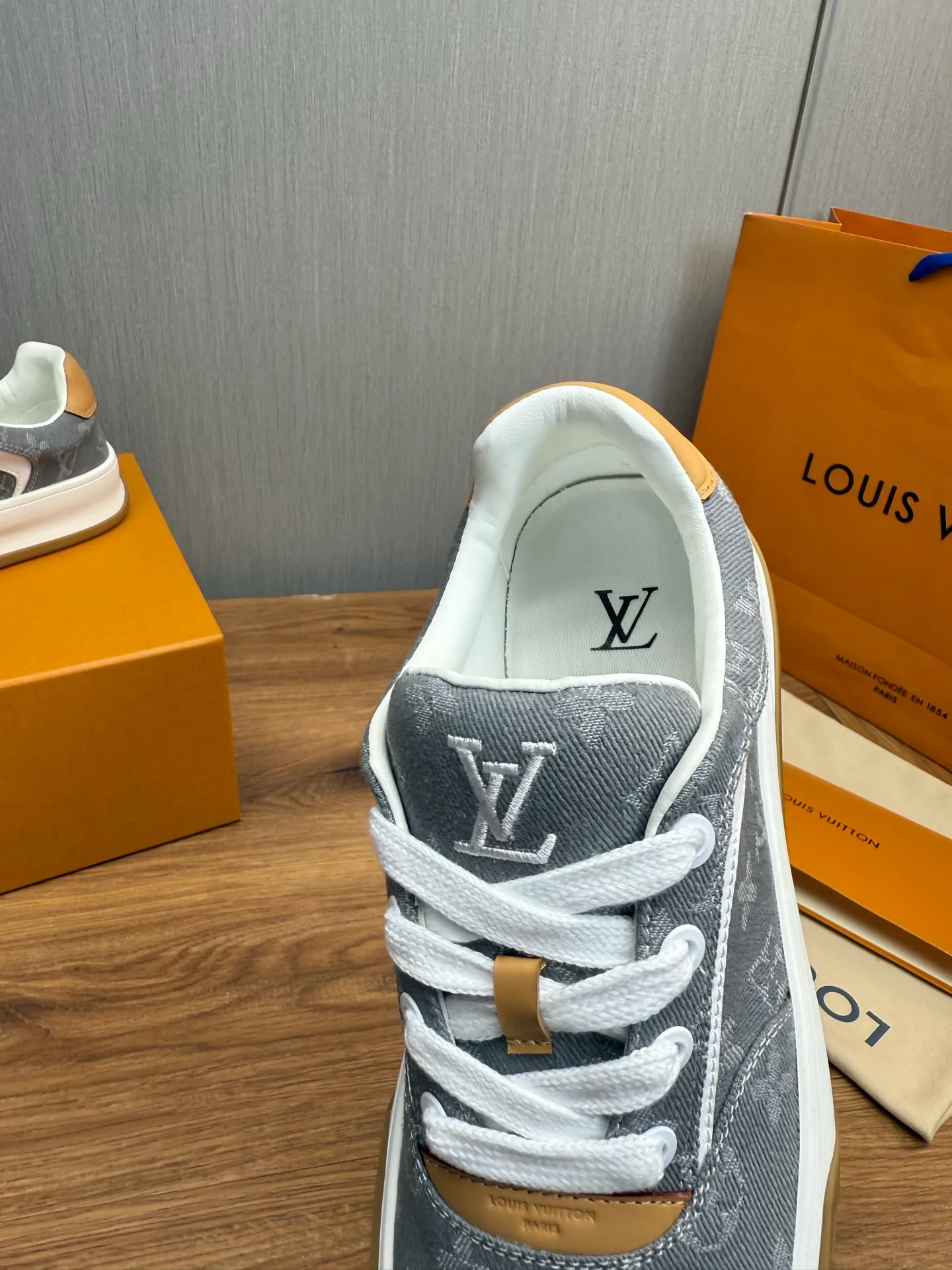 Men's shoes 620💰 Lv. Top purchasing agent🇮🇹 Louis Vuitton, sports sneakers counter synchronization, uppers imported from Italy, high-quality splicing and complex handicrafts, imported mesh pads are soft and comfortable, soles: original factory special soles, TPU exclusive movable molded soles super comfortable, original factory single goods, 🔍🔍high quality, you can enter and exit the counter at will, welcome to compare, code number 38-44 (customized 38.45)